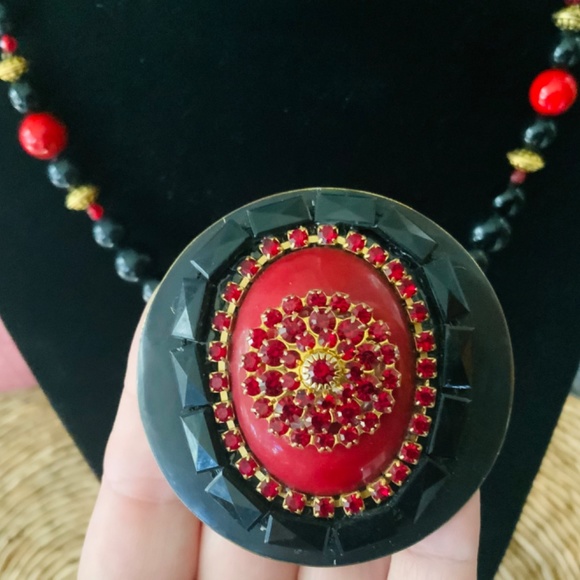 HANDMADE VINTAGE PENDANT STATEMENT NECKLACE RED JADE/SWAROVSKI CRYSTAL 1980S - Picture 2 of 7